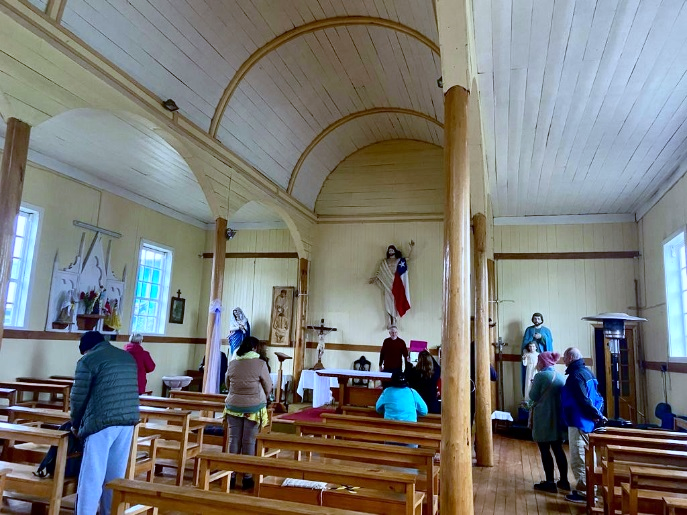 iglesia x dentro chiloe